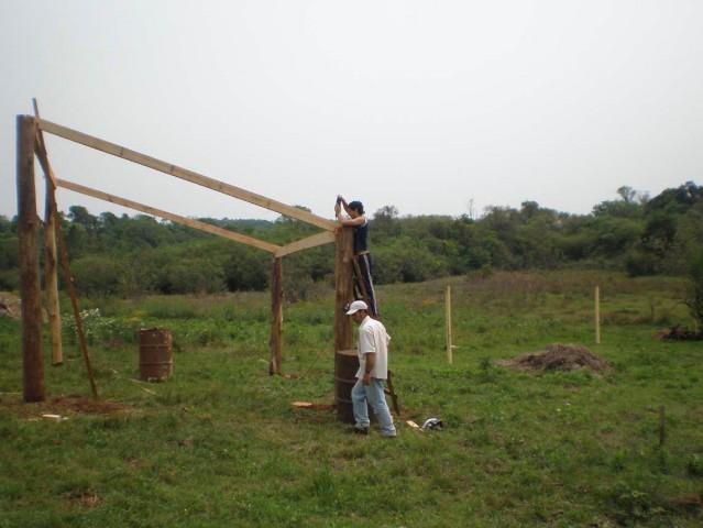 Mikel y Ulises haciendo la caballeriza.JPG